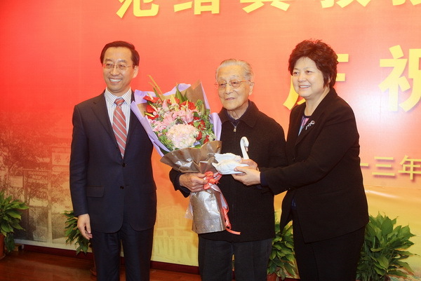 Ma Dexiu and Zhang Jie, on behalf of SJTU faculties and students, presented birthday present and flowers to Prof. Fan Xuji